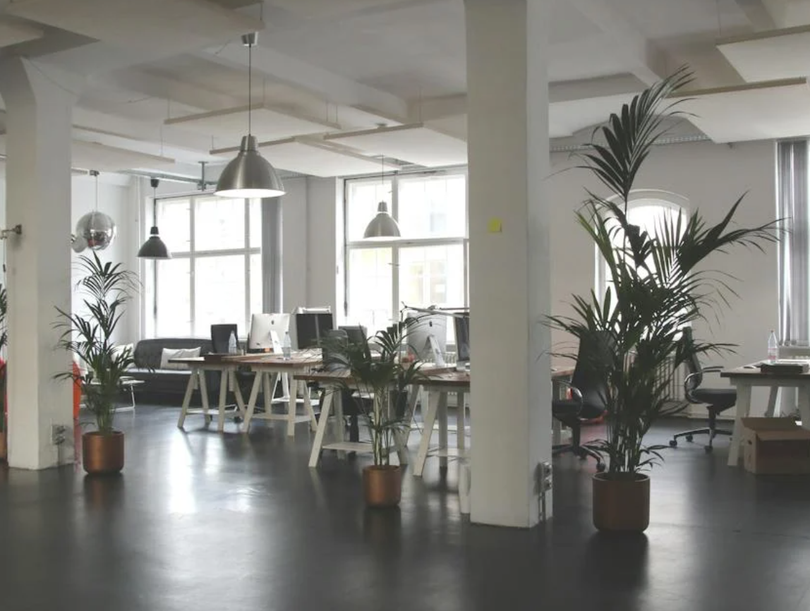 Wnętrza biurowe – jak urządzić biuro w odpowiedni sposób?
